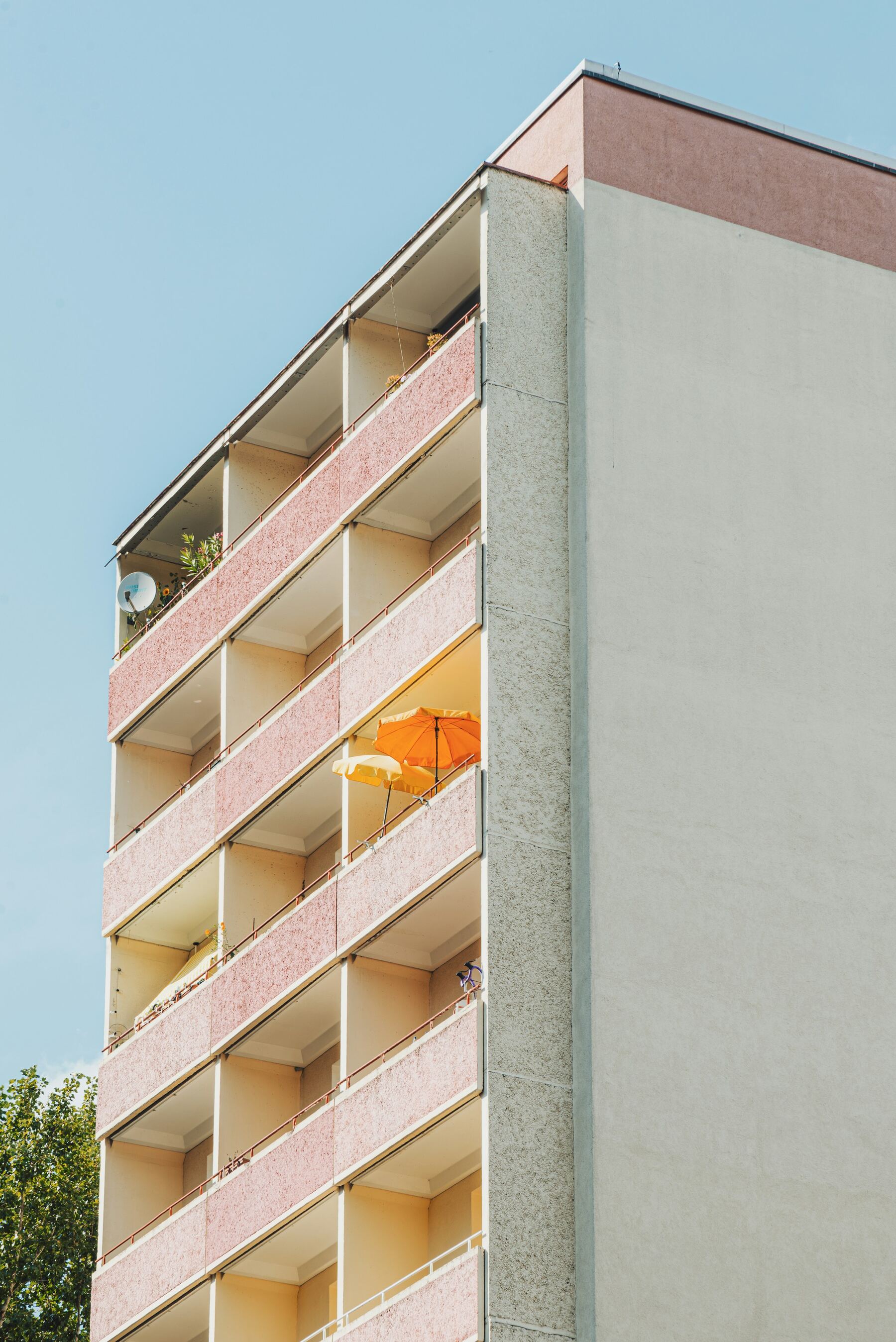 Berliner Wohnhaus mit Balkonen vor blauem Himmel